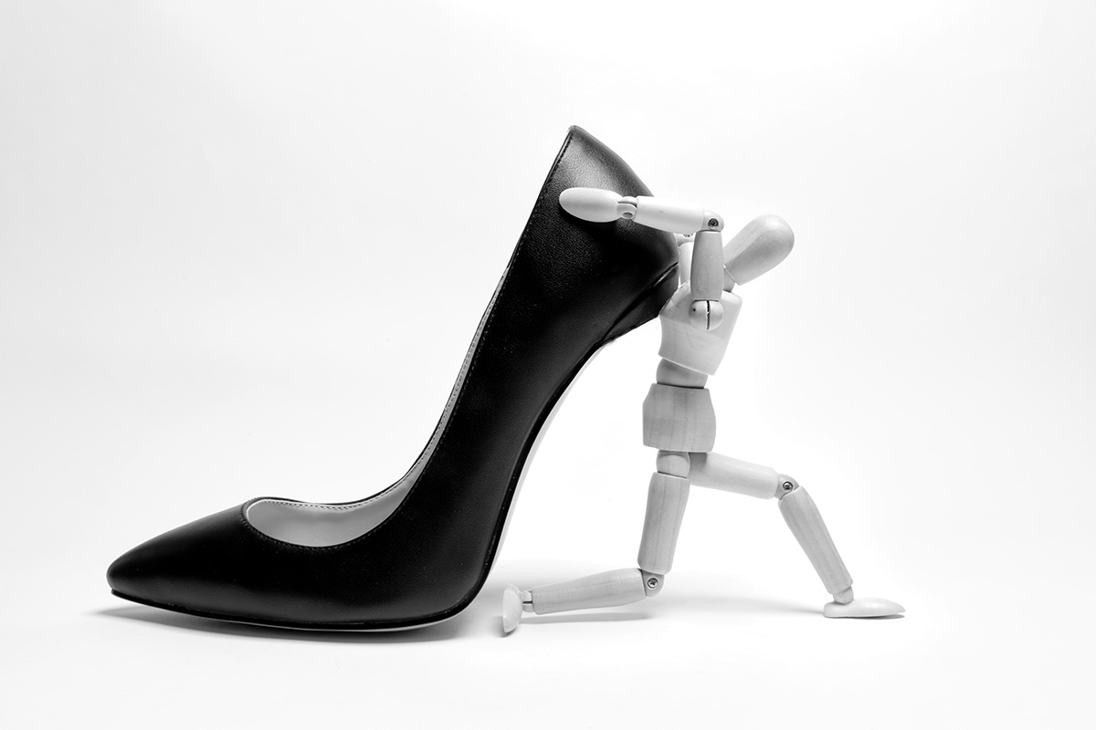 Atlas zapato con un hombre de madera que lo aguanta