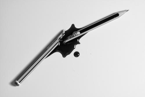 "Código roto" Lápiz roto por la mitad 