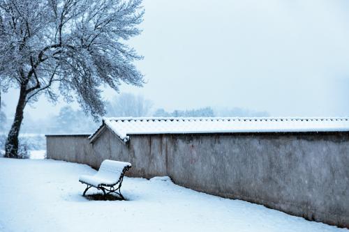"Sense títol" paisaje con nieve y un banco 